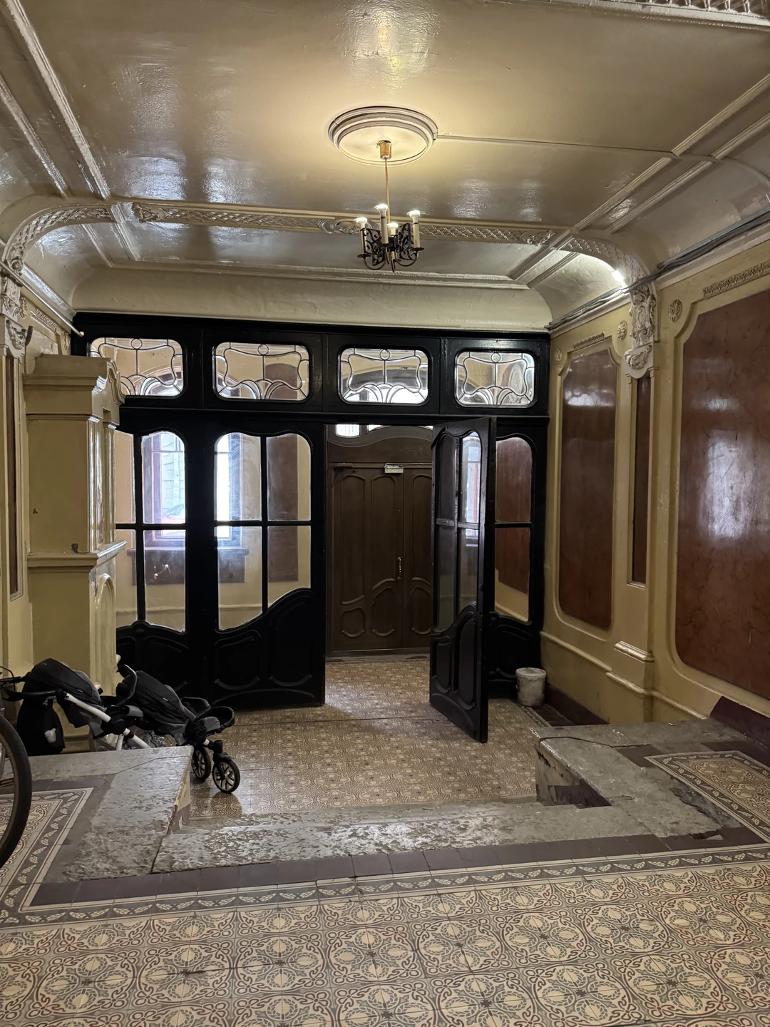 Секреты и лабиринты Петроградской стороны: дворы, парадные, легенды (Екатерина)