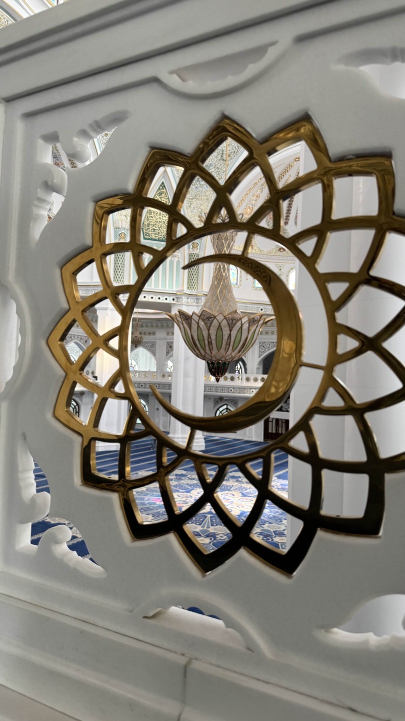 Экскурсия очень порадовала, программа интересная, не перегруженная. Гид Юрий внимателен и вежлив, очень деликатен при рассказе