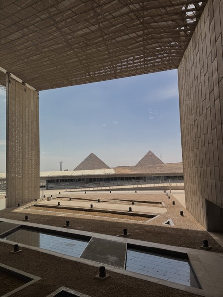 Нас ездило 3 человека. Организовали индивидуальный трансфер + индивидуальную экскурсию. Гид Шериф — шикарный экскурсовод. Рассказал