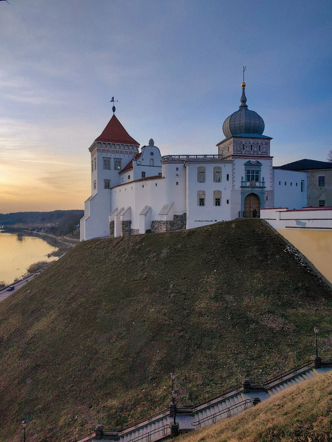 Экскурсия с которой стоит начать знакомство с Гродно. Расслабленная вечерняя прогулка по центру со стаканчиком авторского