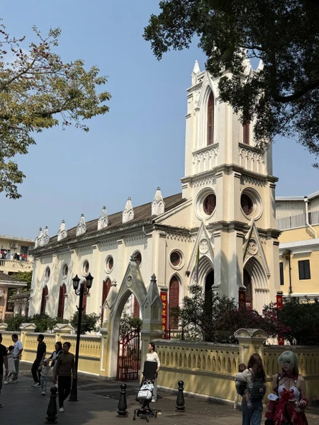 Антон показал нам совершенно потрясающий Гуанджоу! старый город, старинные сады и современные точки красоты города. Ценно