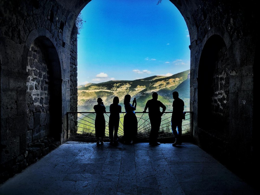 Были в поездке с Арташем в сентябре 2024. Комфортное авто, расслабленное состояние, чудесное настроение, вода для гостей в машине!