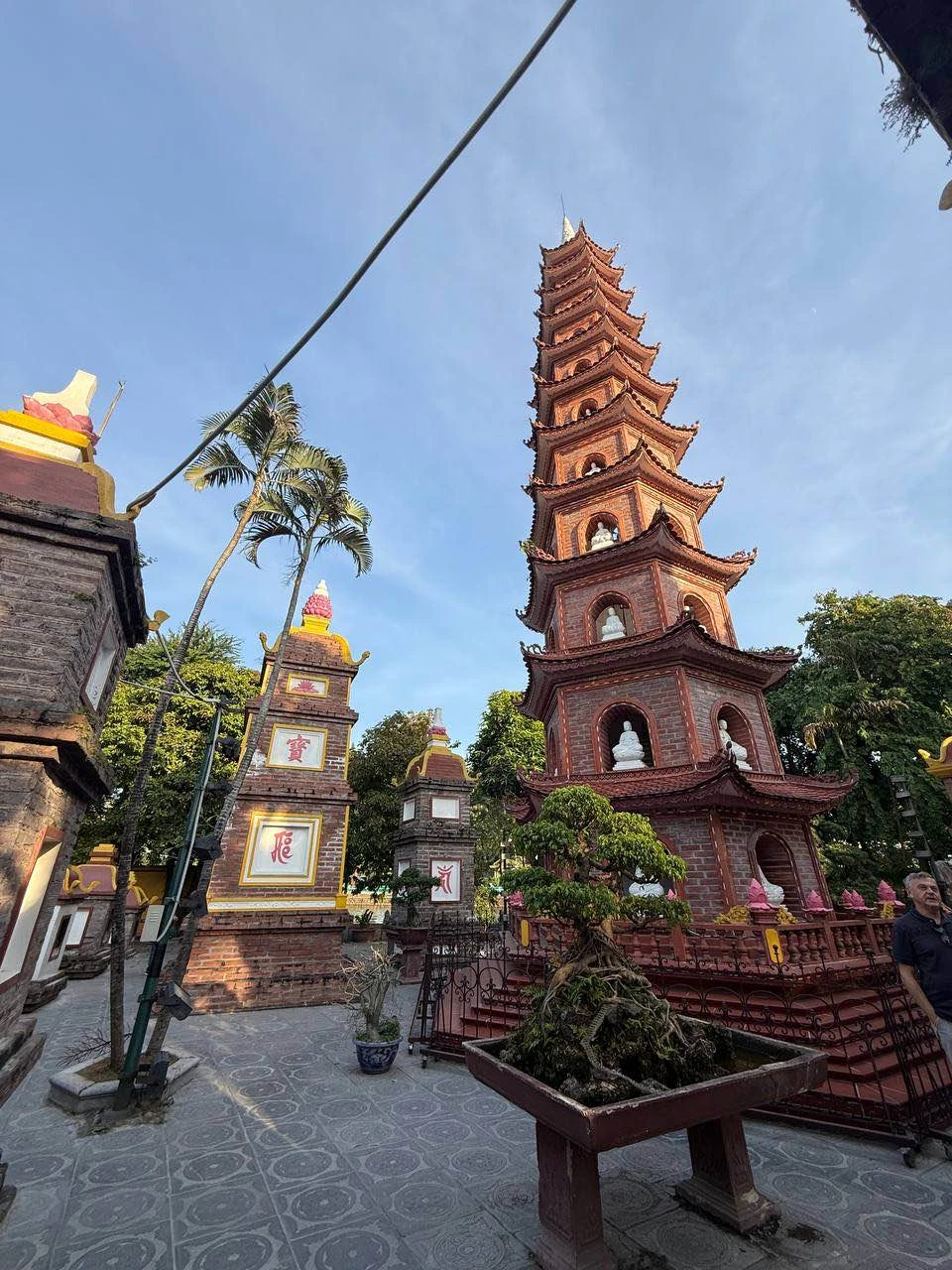 Елизавета отличный гид, которая рассказала основную историю Вьетнама и погрузила в быт и обычаи местных жителей