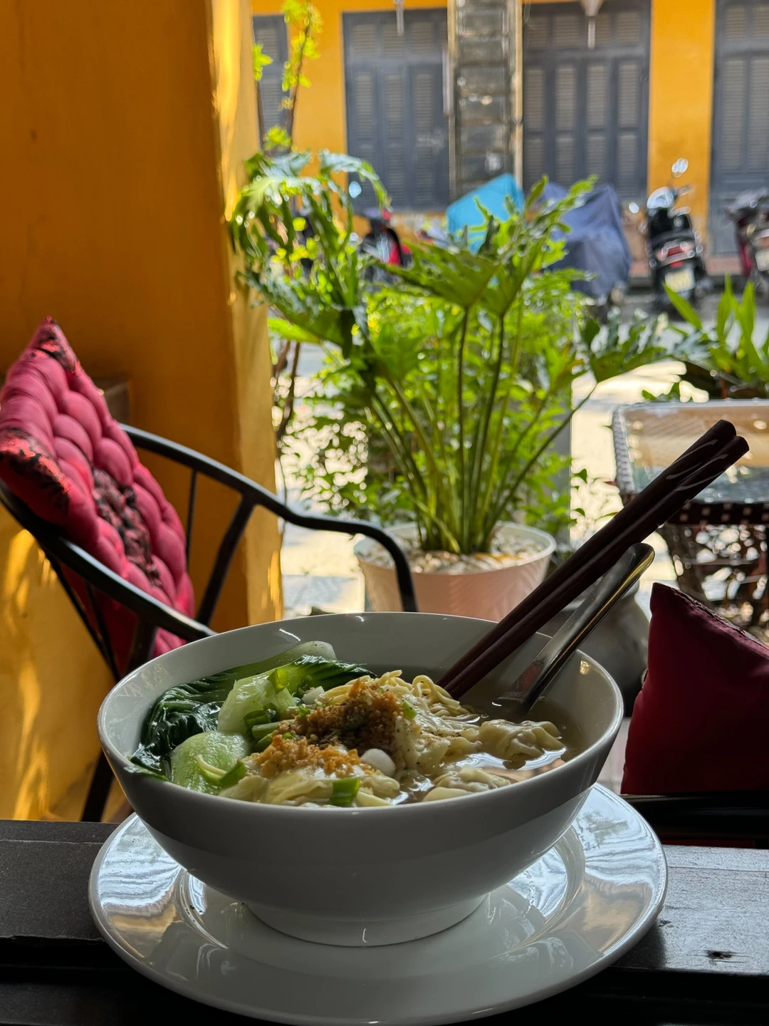 Во-первых, я рекомендую всем непременно побывать в этом невероятном городе — максимально аутентичном Хойане! Тут и