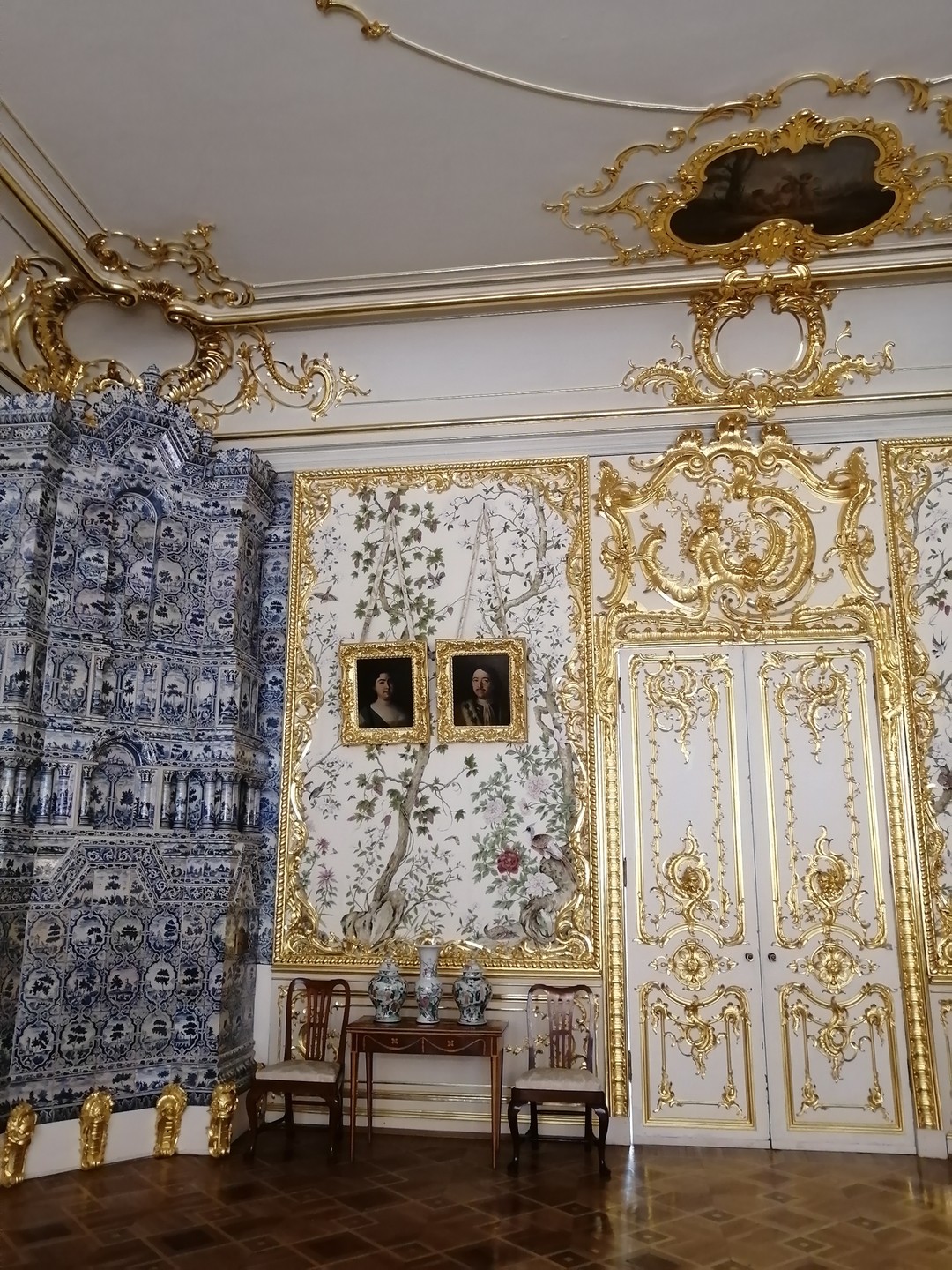 Экскурсовод Наталья рассказала о Дворце на 4:очень быстро пробежали Янтарную комнату. Я понимаю, что следующая экскурсия