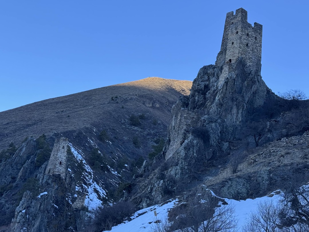 Ибрагим очень хороший гид. С очень глубокими знаниями о глубокой истории и современном мире Ингушетии. Чудесные