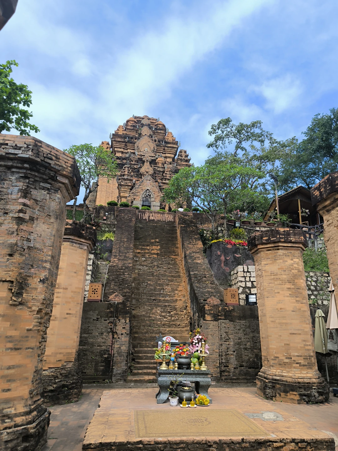 Отличный гид Ксения. Знает прошлое, понимает настоящее, видит будущее. Готова к любому вопросу и любой задаче. Хорошо погружает в суть Нячанга