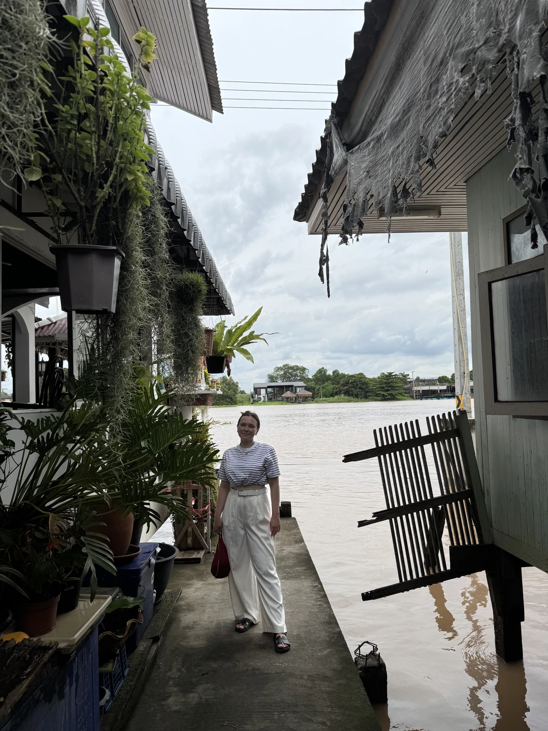 отличная экскурсия для тех, кто устал от пляжей и золотых храмов. тихий остров недалеко от бангкока