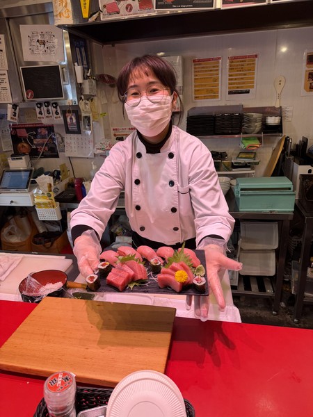 Сегодня мы провели замечательный день на экскурсии по Наре и Осаке с гидом Никки. Это был