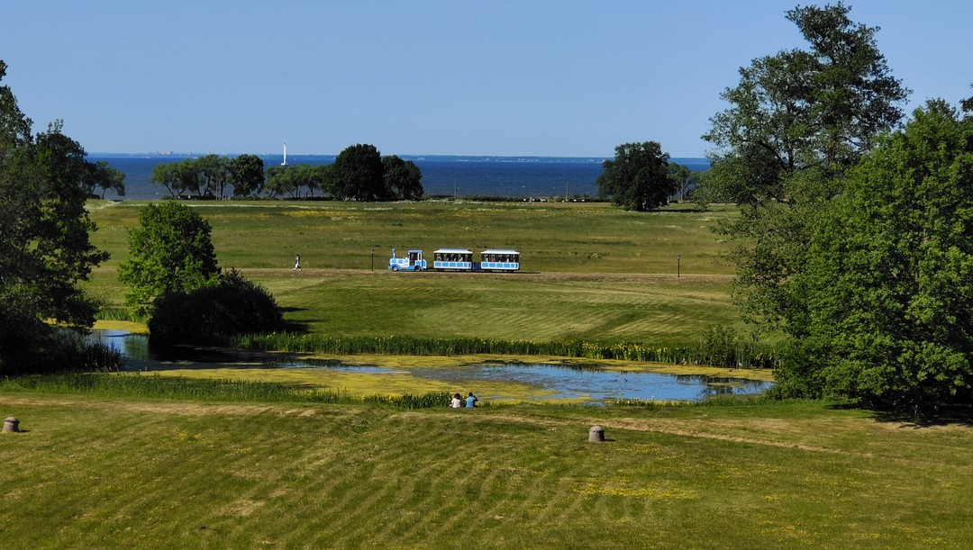 Ораниенбаум и Александрия относятся к дворцово-парковым ансамблям Петергофа, но они не такие помпезные, более камерные. В