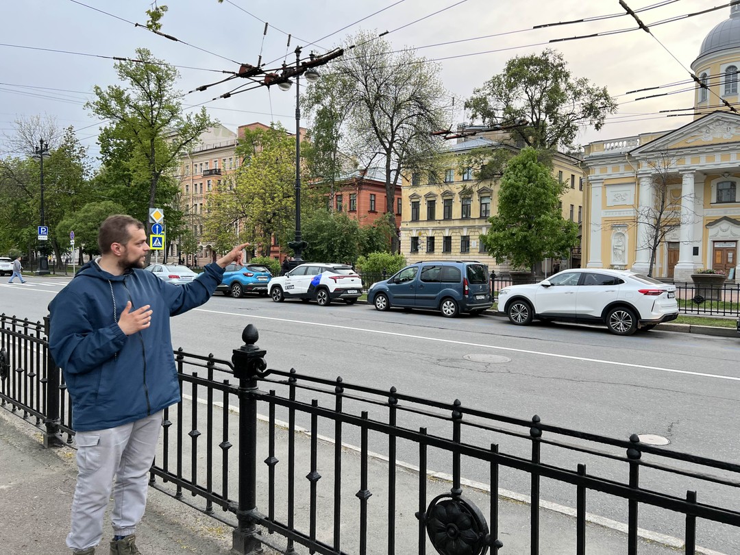 Отличная экскурсия! Гид очень подкован, любит группу Король и Шут, погружает в мир развития группы, её