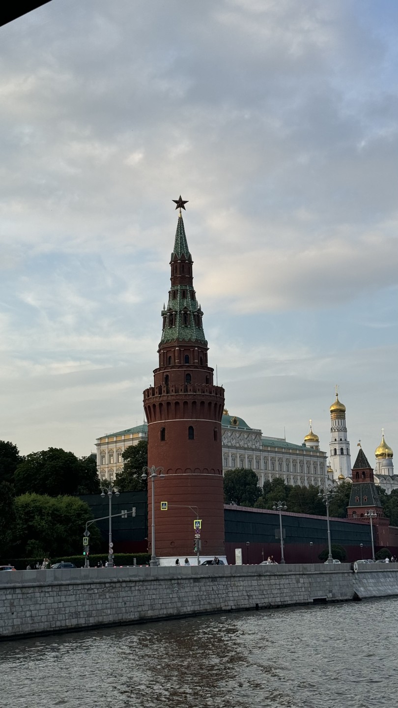 Просто прогулка на теплоходе. Без лишних звуков. Ни экскурсии ни музыки там нет. Идеально для любителей