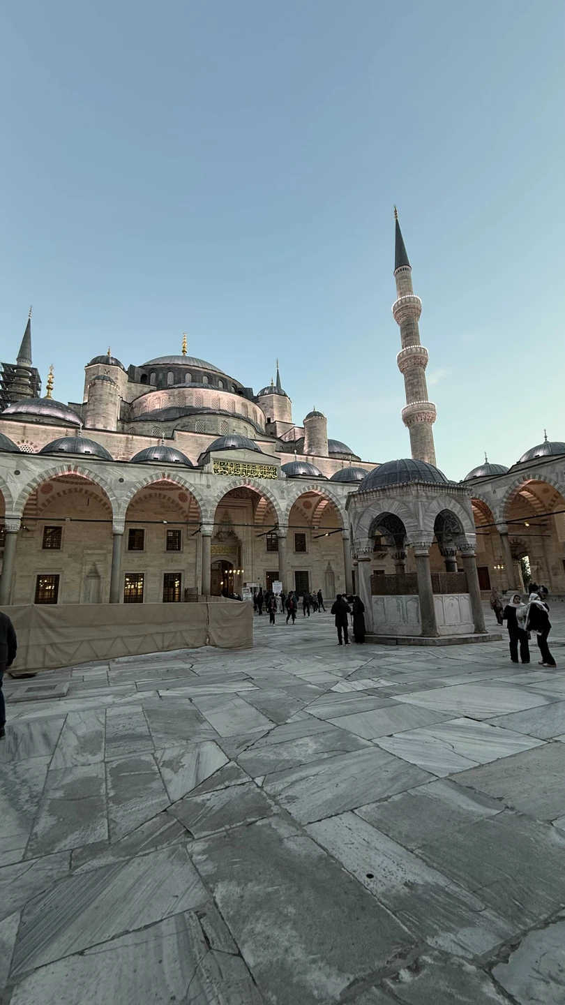 Потрясающий гид Ислам рассказывал невероятно интересно и красочно и про историю и про интересные факты! Экскурсия