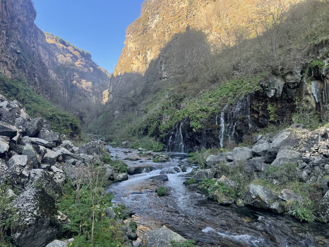 Организатор молодец,организовал экскурсию,несмотря на то,что нас было всего 4 человека,по пути останавливался в красивых локациях,чтобы мы