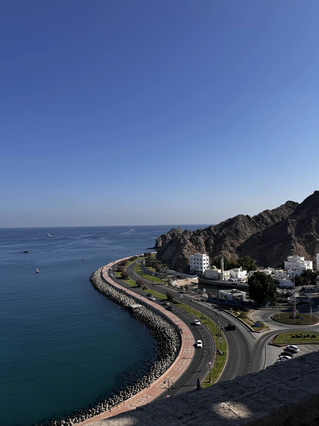 Встретили прямо в аэропорту, поехали рано утром по маршруту практически без людей! Гид Амаль легко и