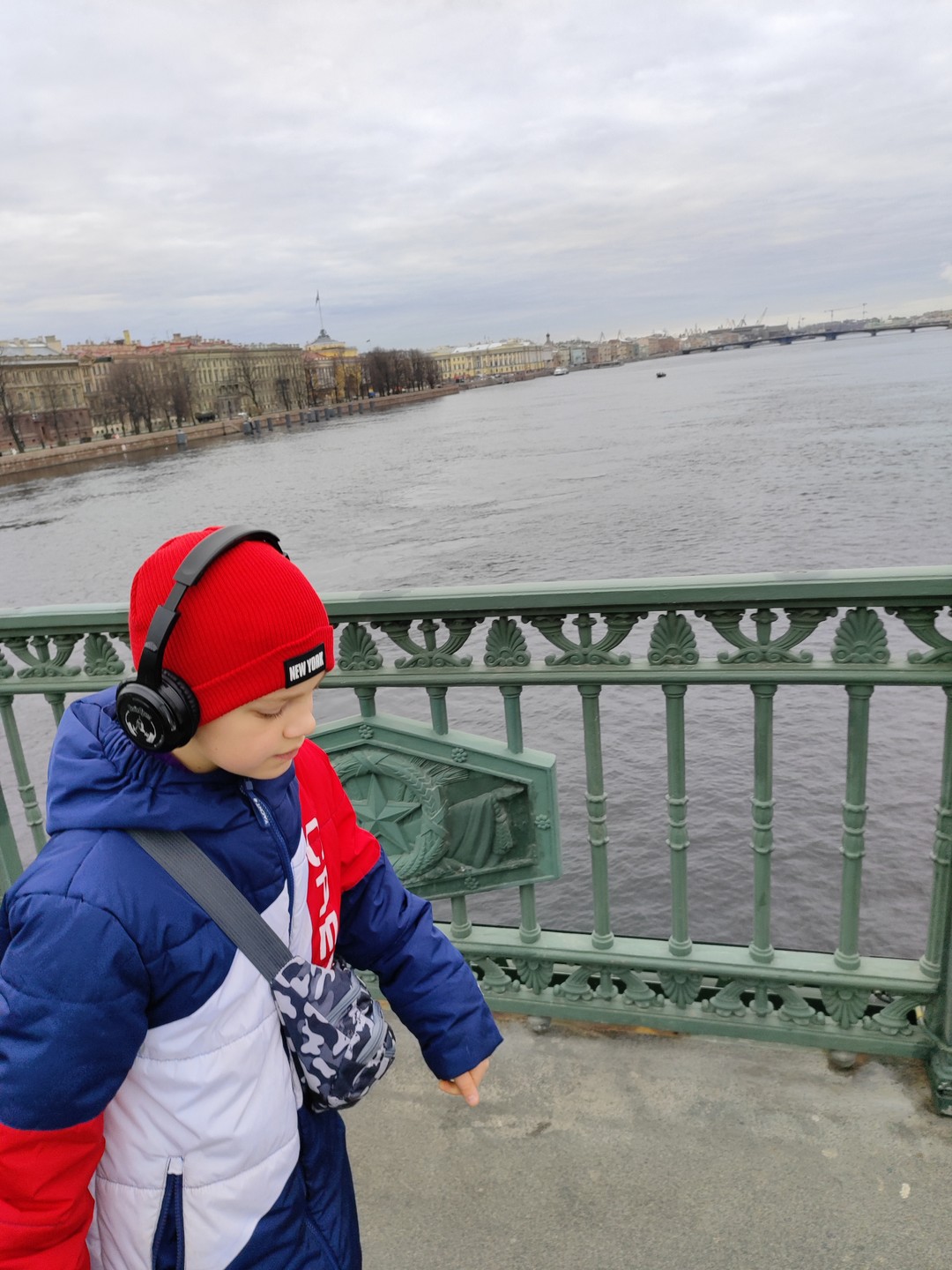 Были на экскурсии 03.04 с тремя детьми 9,10,11 лет. Нас встретили с термосом чая и вкусными