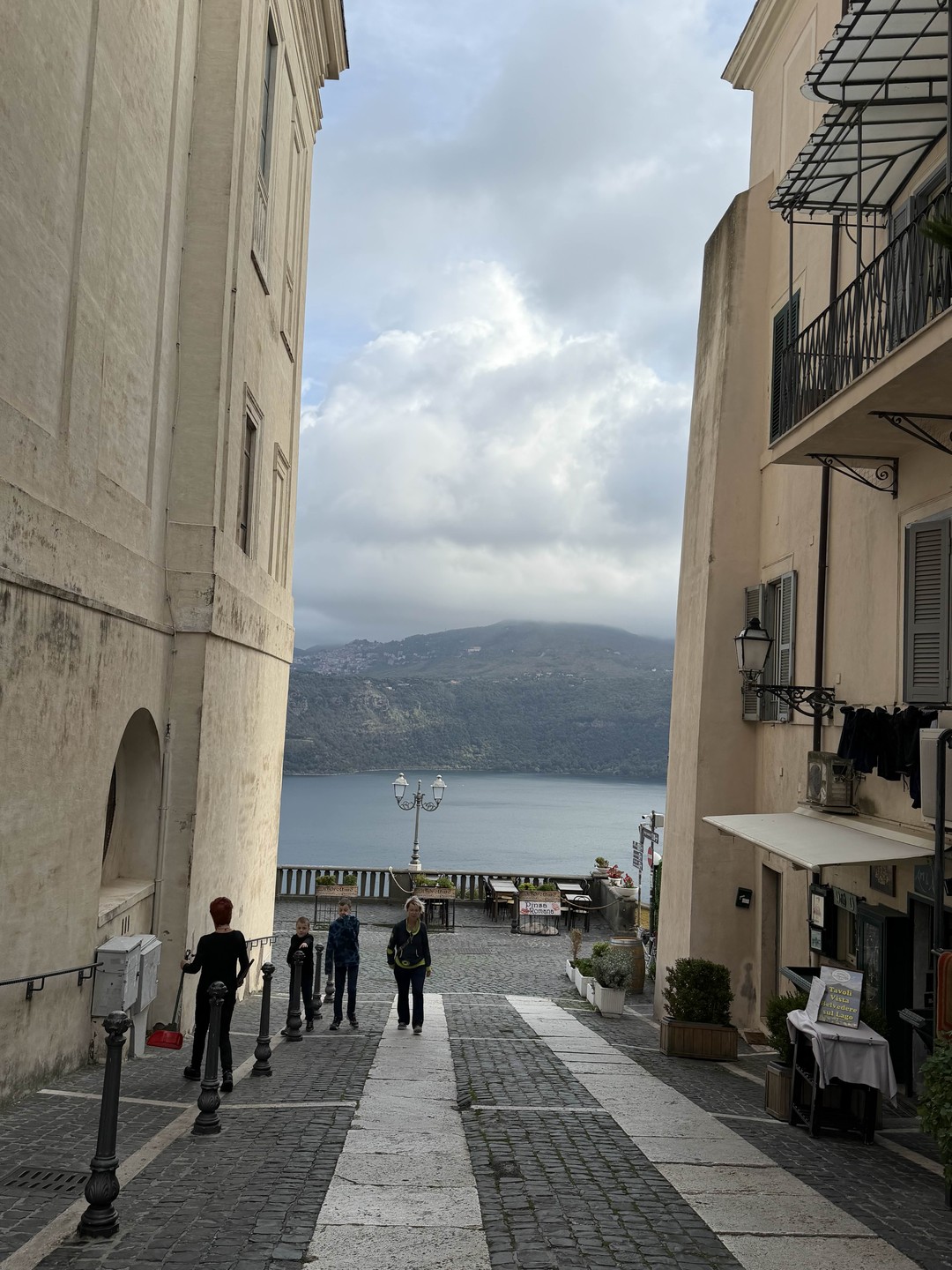 Мы остались очень довольны экскурсией с Владиславом! Живописные пейзажи, вкусные дегустации, комфортная поездка и очень интересные