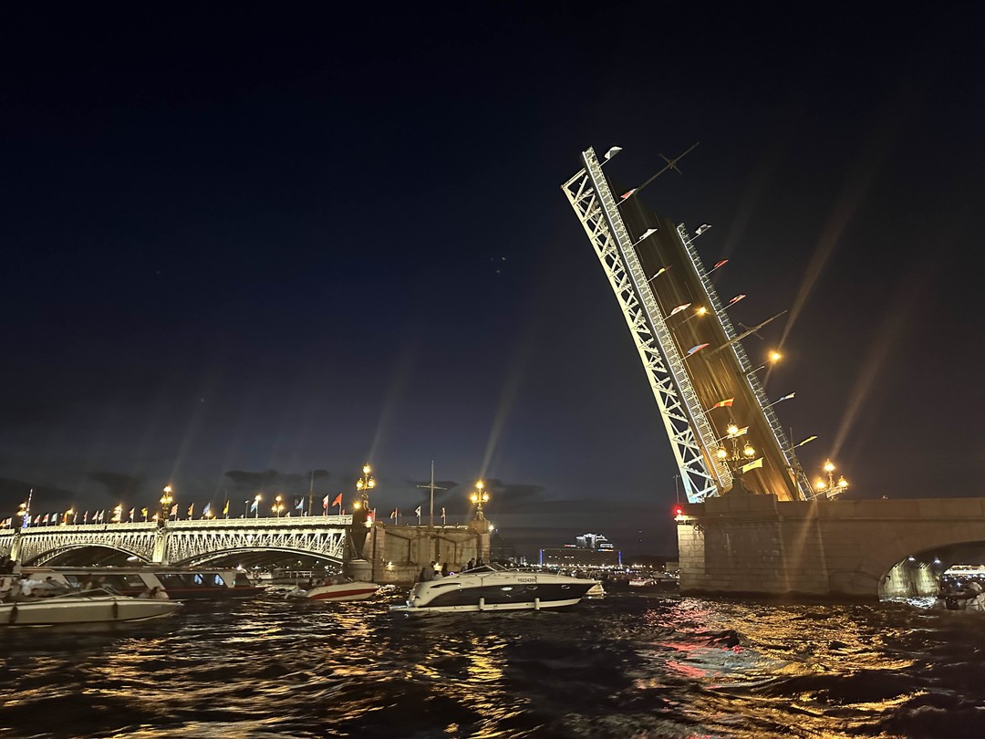 Развод мостов - на катере (Дарья)