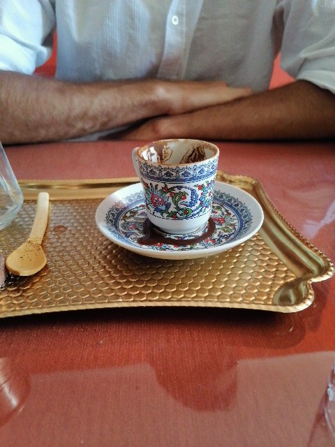 Адема очень интересно проводит мероприятие) Послушали про историю кофе, а так же погадали на кофейной гуще.