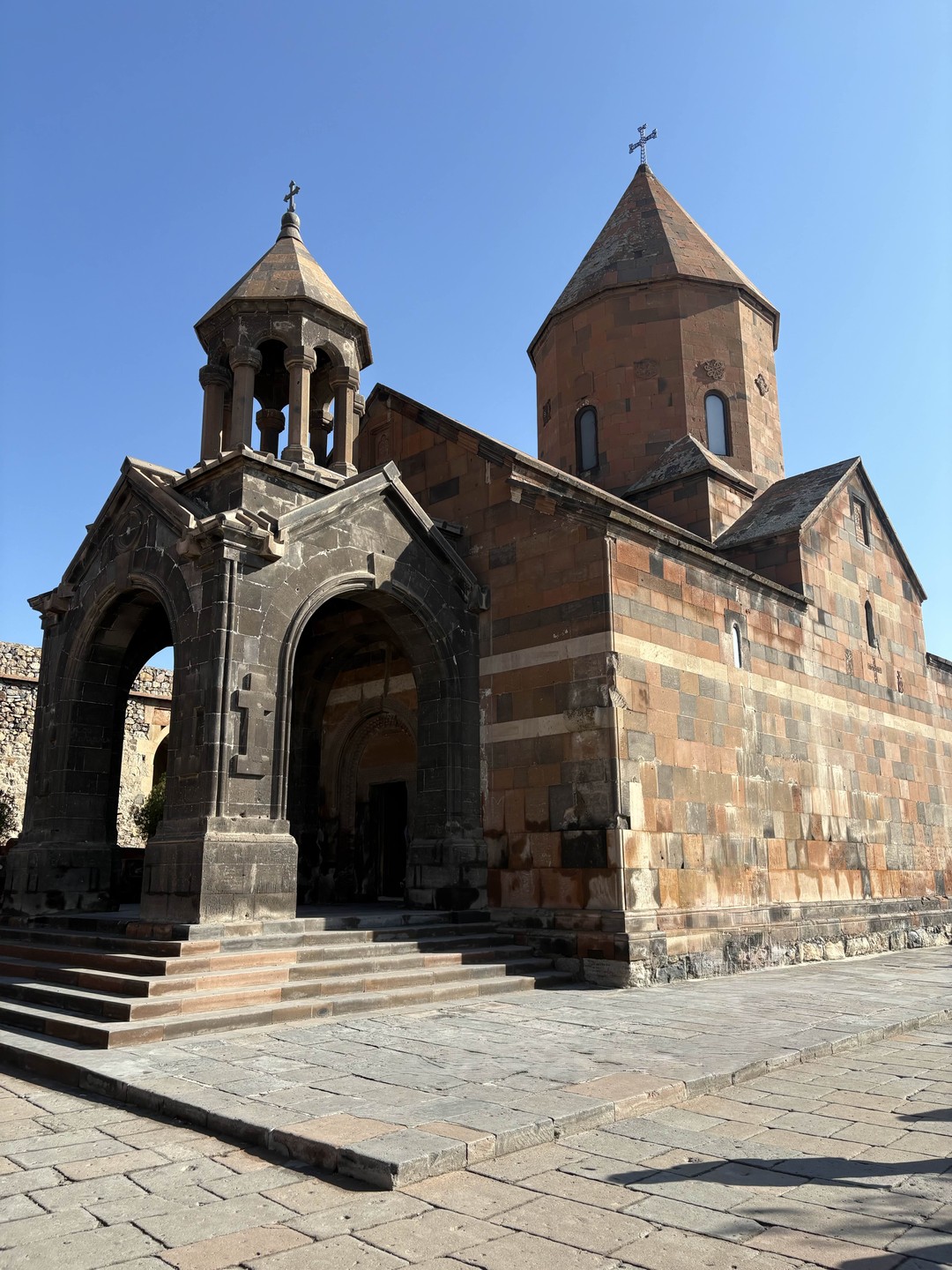 Экскурсия была потрясающая. Великолепный гид Мушег, который все объяснял и рассказывал с долей юмора, легко смог