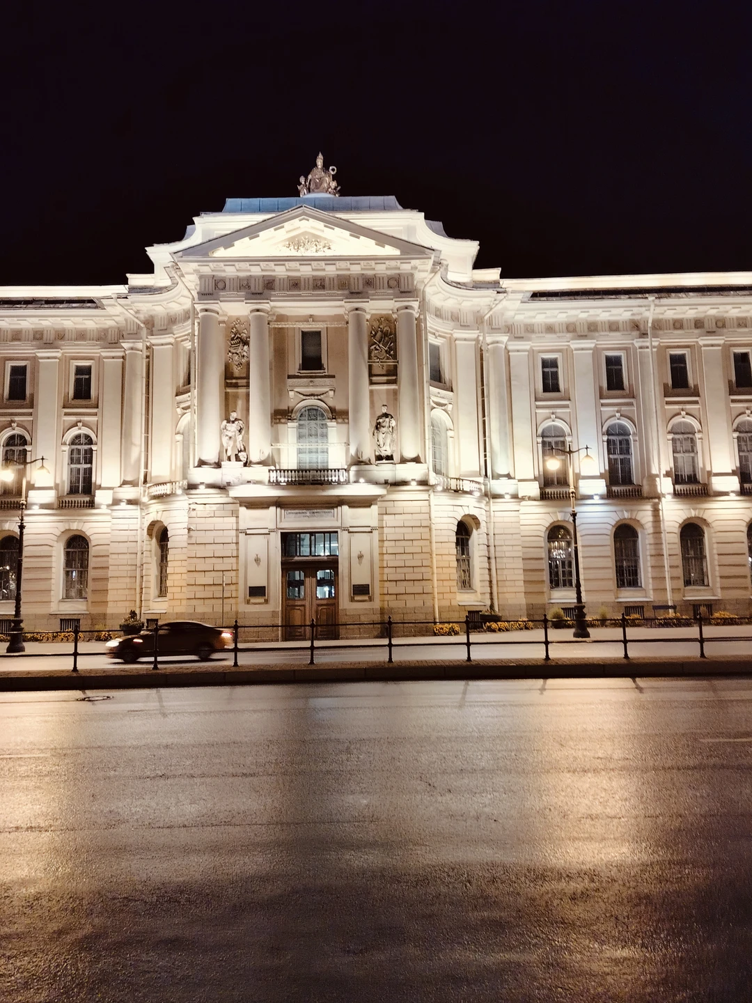 Во время вечерней поездки Санкт-Петербург открылся с другой стороны: подсветка домов делает его более таинственным, изящным,