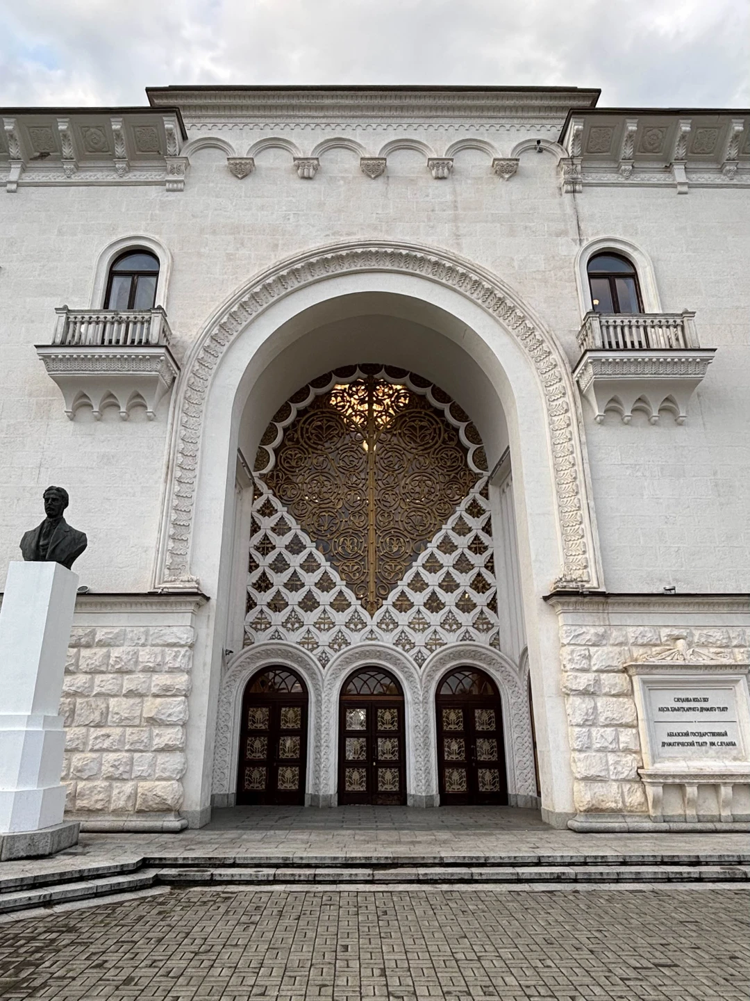 Были на экскурсии вчетвером вместе с родителями. Экскурсия заняла целых 13 часов. Но пешие маршруты чередовались