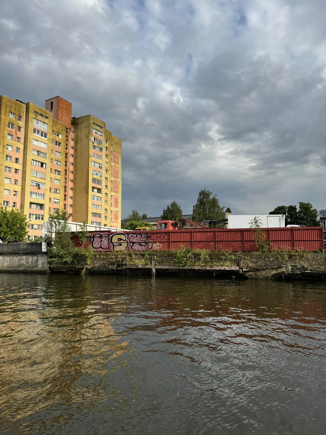 Красивая экскурсия с воды и интересные вопросы гида, заставляющиеся задуматься. Рекомендую!