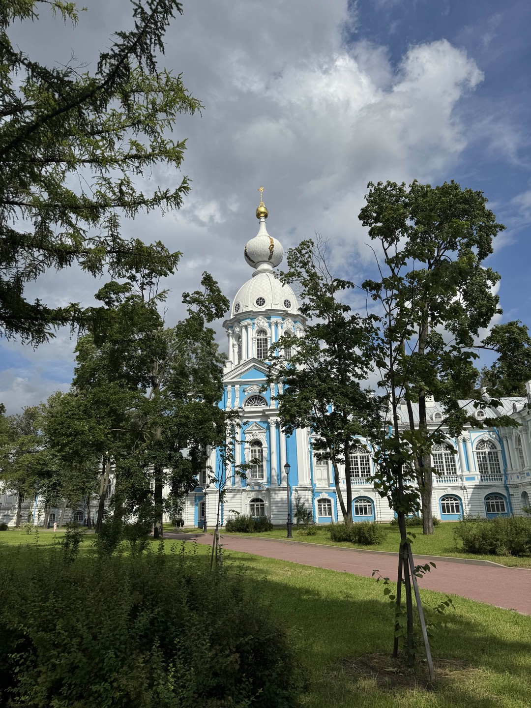 Иветта прекрасно провела нашу экскурсию по Смольному. Информативно, познавательно и очень легко рассказала то, что мы не прочли бы и за день!