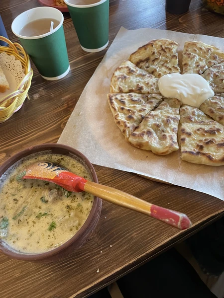 Отличная экскурсия, несмотря на плохую погоду в Домбае, все прошло чудесно. Тамара отличный гид,рассказчик, водитель, фотограф