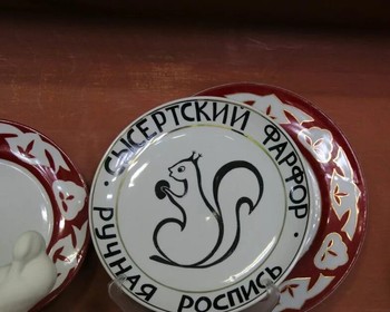 Мастер-класс по росписи фарфора на заводе, по желанию - прогулка по Екатеринбургу с игристым и конфетами