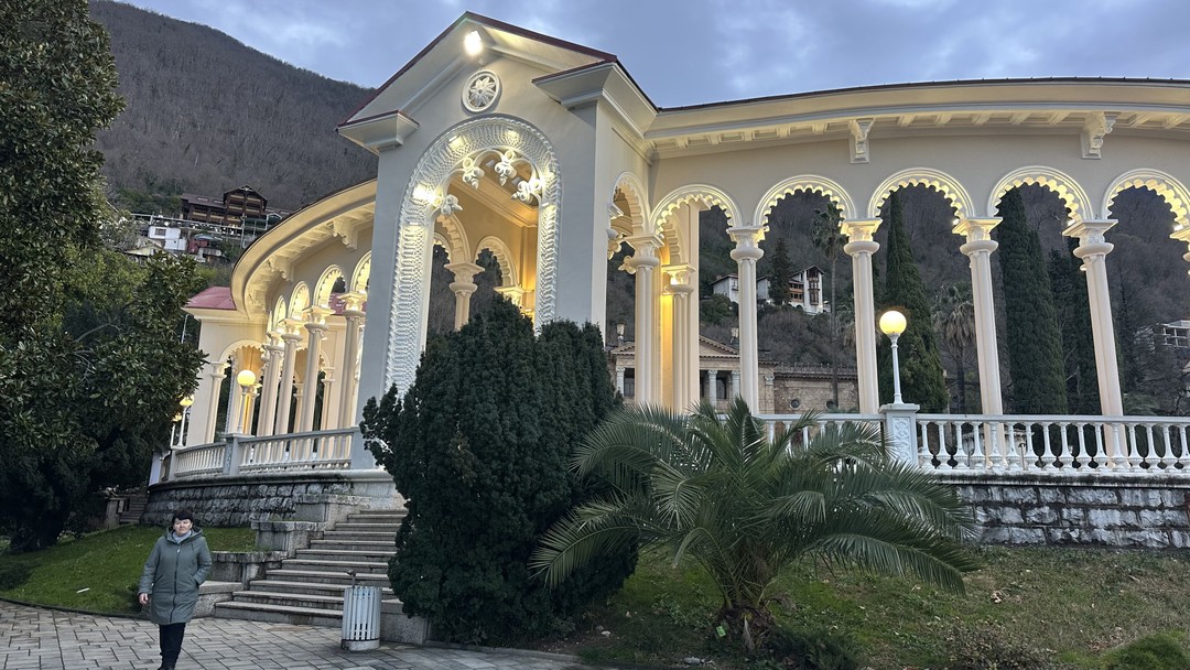 Программа насыщенная, локации интересные. Очень порадовала отреставрированная и запущенная жд станция. Стильно! И арки у климатического