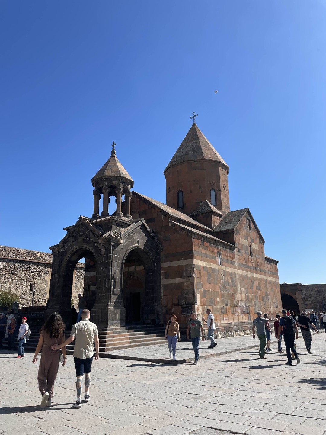 Очень хорошая экскурсия в замечательные места. Впечатляющий Хор Вирап, ошеломляющий Нораванк, обед, сравнимый с банкетом, и