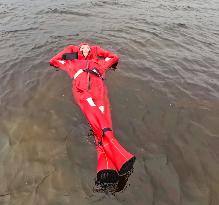 Поплавать в ледяной ноябрьской реке получилось весело и необычно, при этом абсолютно безопасно, но с легким