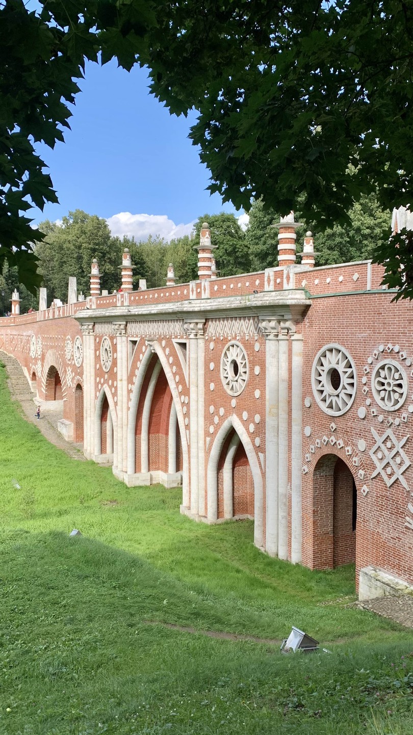 В первую очередь хочу отметить влюбленность гида в Царицыно и глубокую преданность Родине. Это неравнодушное отношение