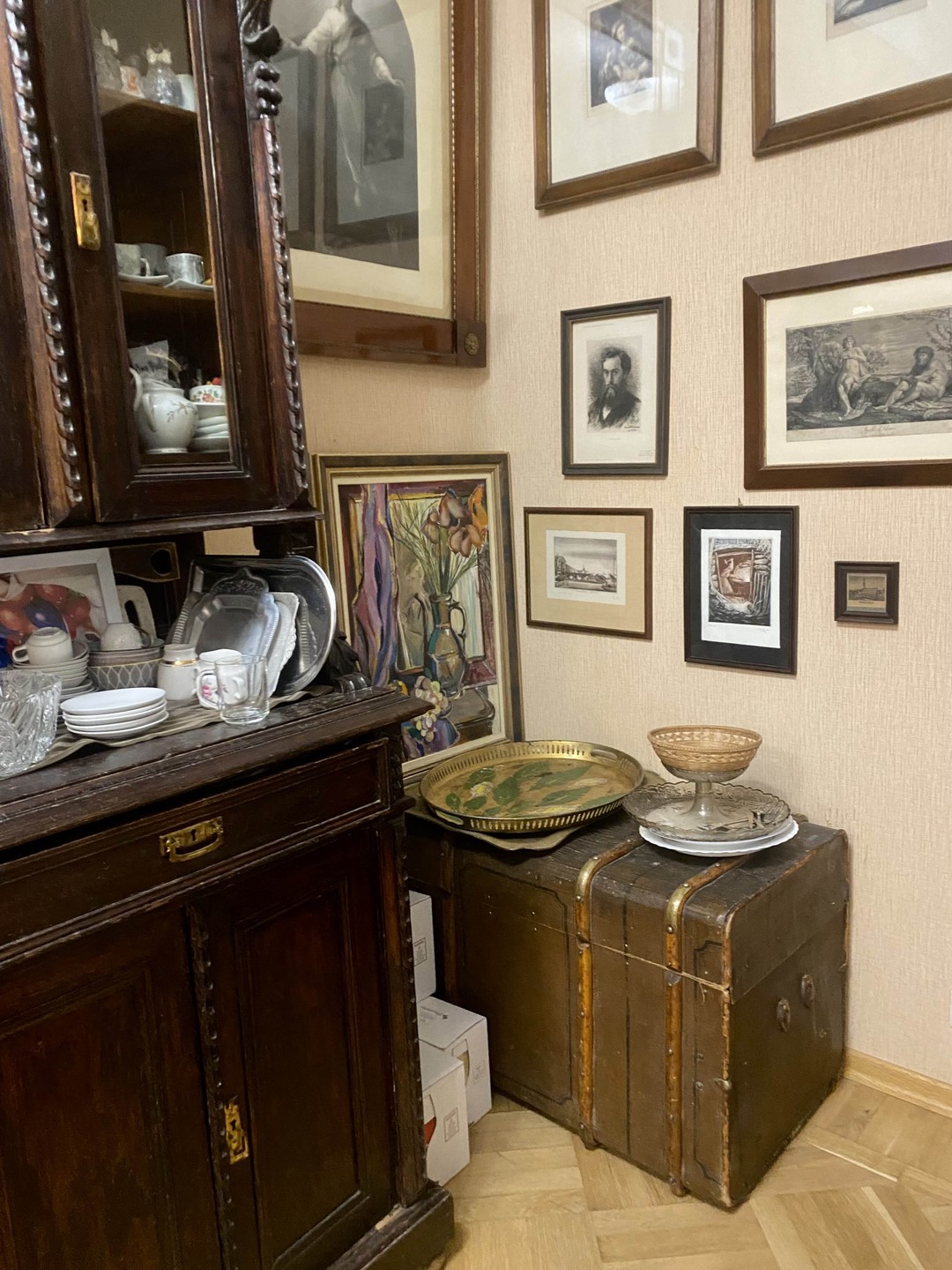 По-настоящему сходили в гости! Переобулись в тапочки, хозяйка интересно рассказывала о членах большой семьи Бенуа, в