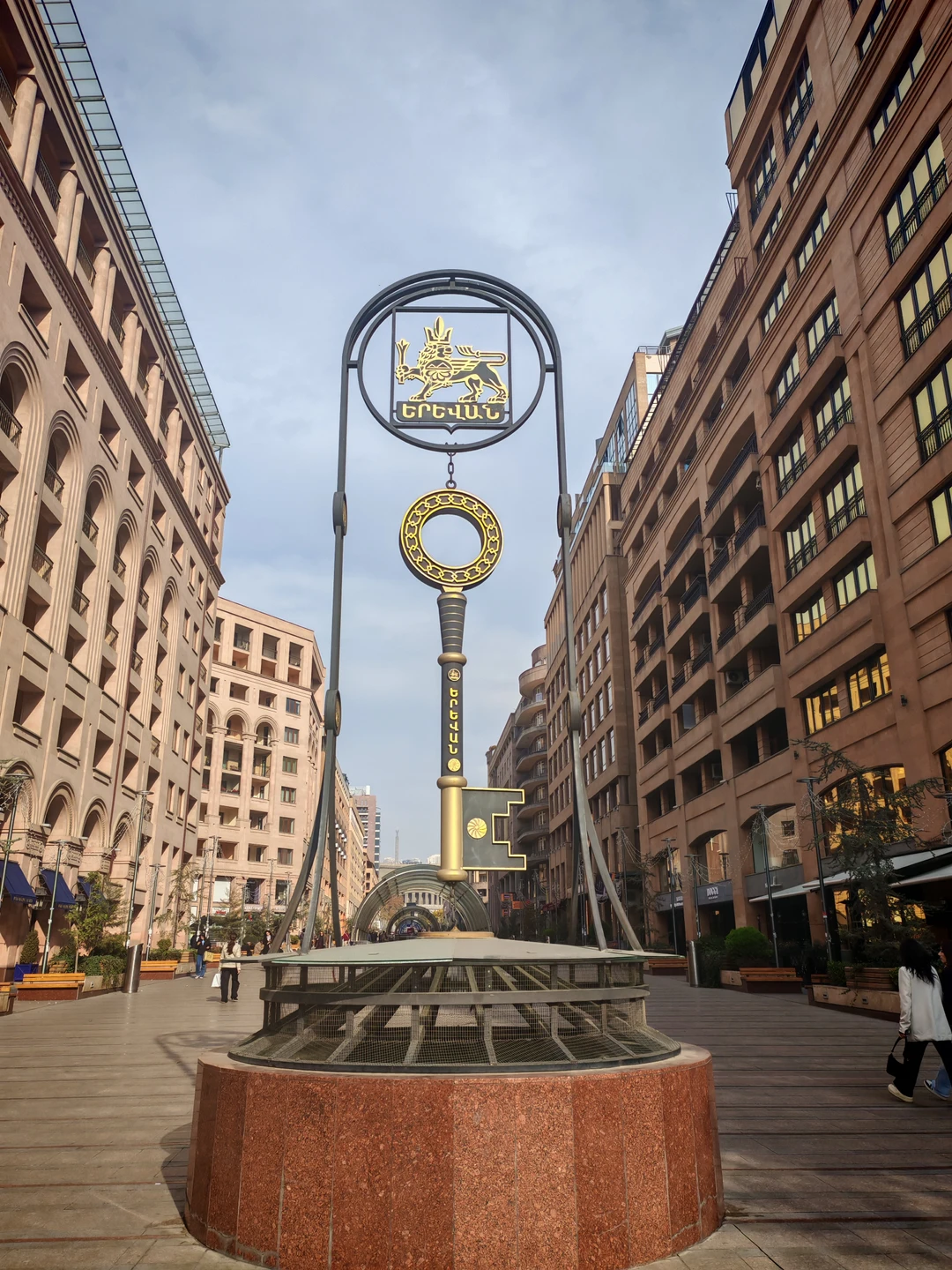 16.11.2025 были на экскурсии с Арамом по прекрасному Еревану. Экскурсия просто потрясающая! Очень много локаций, которые