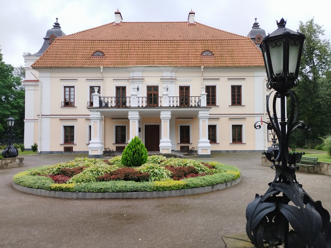 Хорошая экскурсия,четко организована. Благодарны за то,что учли наши пожелания и мы дополнительно побывали в усадьбе Немцевичей.