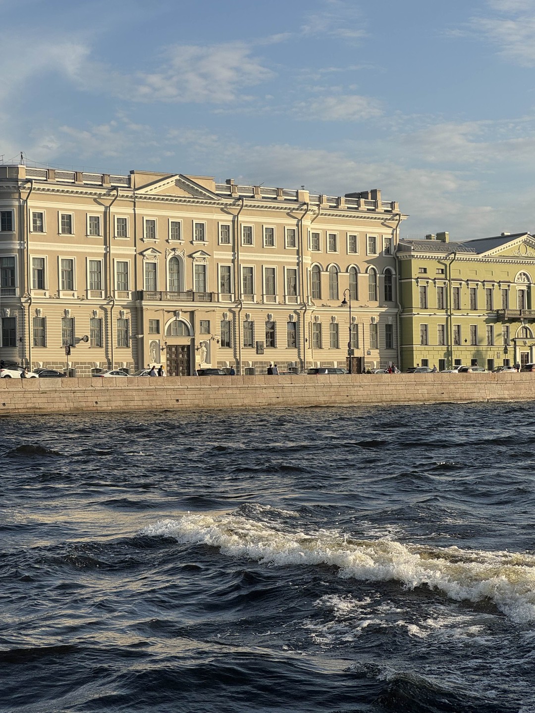 Нам все понравилось. Катание по воде для меня лучшее занятие, особенно с такими видами на город. Аудиогид все говорил четко и интересно!