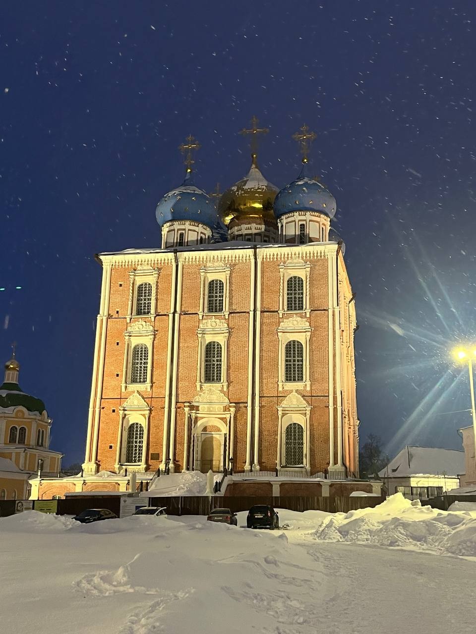 Наше знакомство с городом началось с посещения исторического места - Кремля. И как же нам повезло