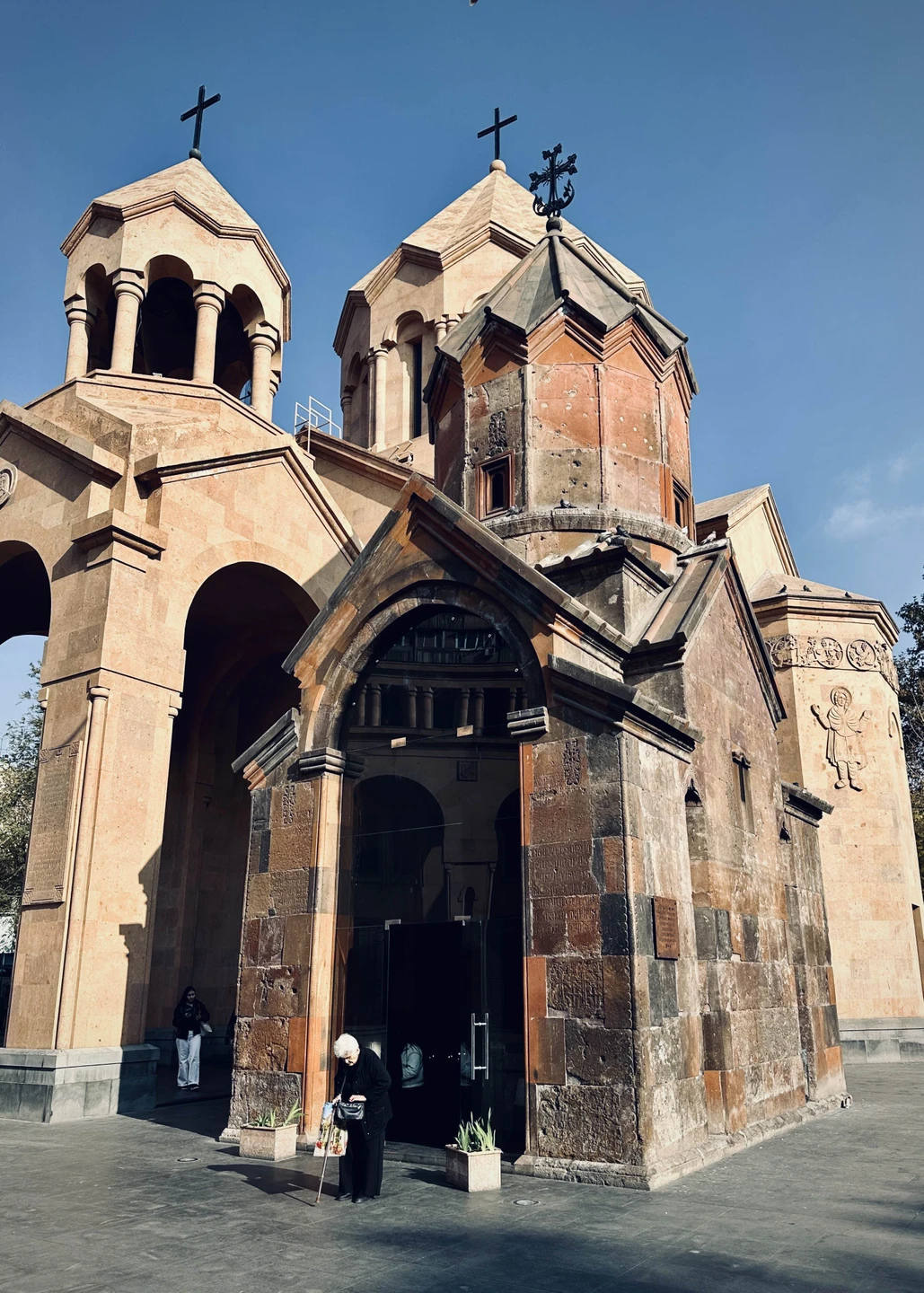 Очень нескучная экскурсия вокруг Северного проспекта и не только, Арам - старательный гид, уникально подобраны места. Рекомендую от души 🌸