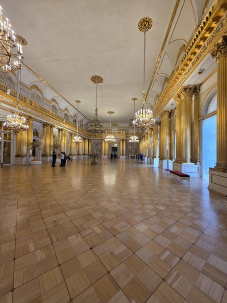 Вчера побывали на экскурсии в Эрмитаже — остались в полном восторге! Гид увлекательно рассказывала о шедеврах