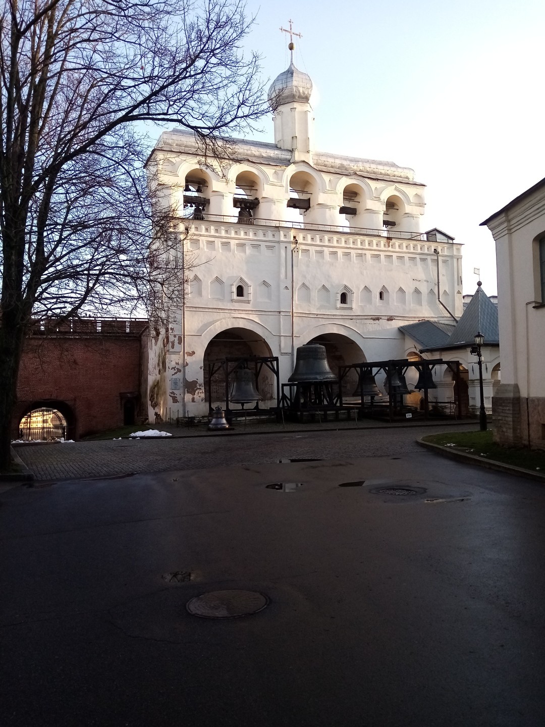 Экскурсия не просто ПОНРАВИЛАСЬ, но я в ВОСТОРГЕ от экскурсии! Экскурсовод Максим Фёдорович абсолютно профессиональный экскурсовод.