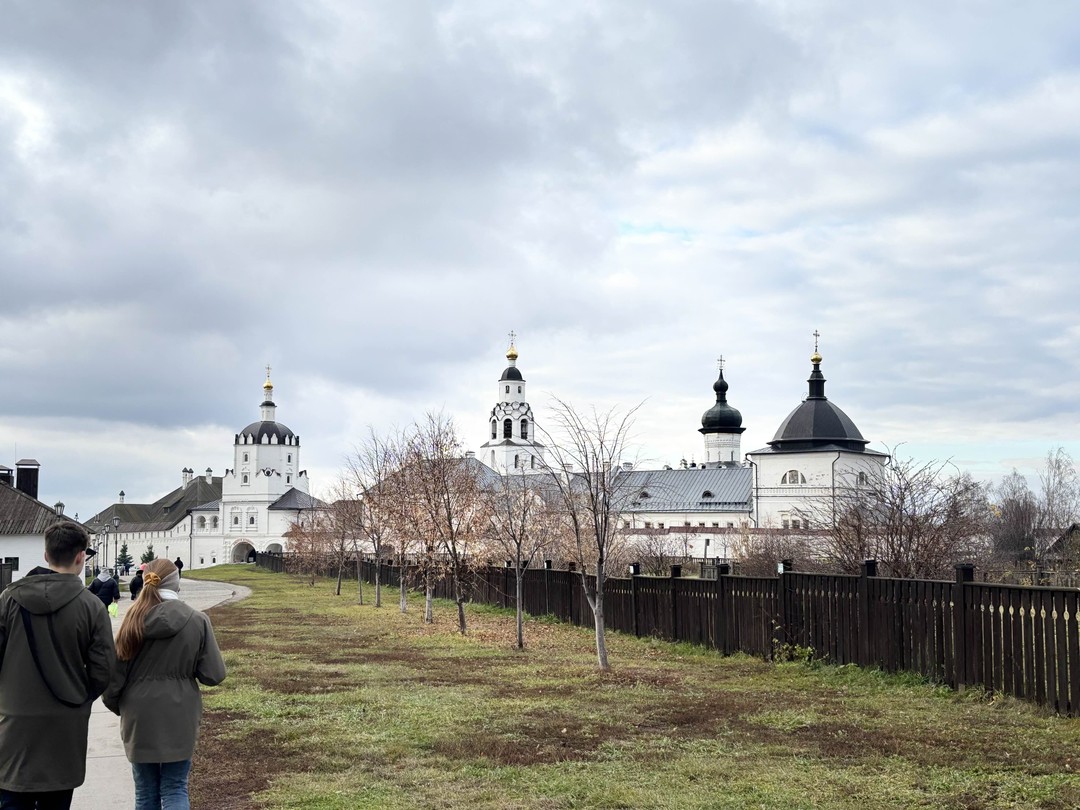 У нас был именно трансфер, без рассказа экскурсовода. Отличный водитель, проследил, чтобы все были пристегнуты, вел спокойно, уверенно