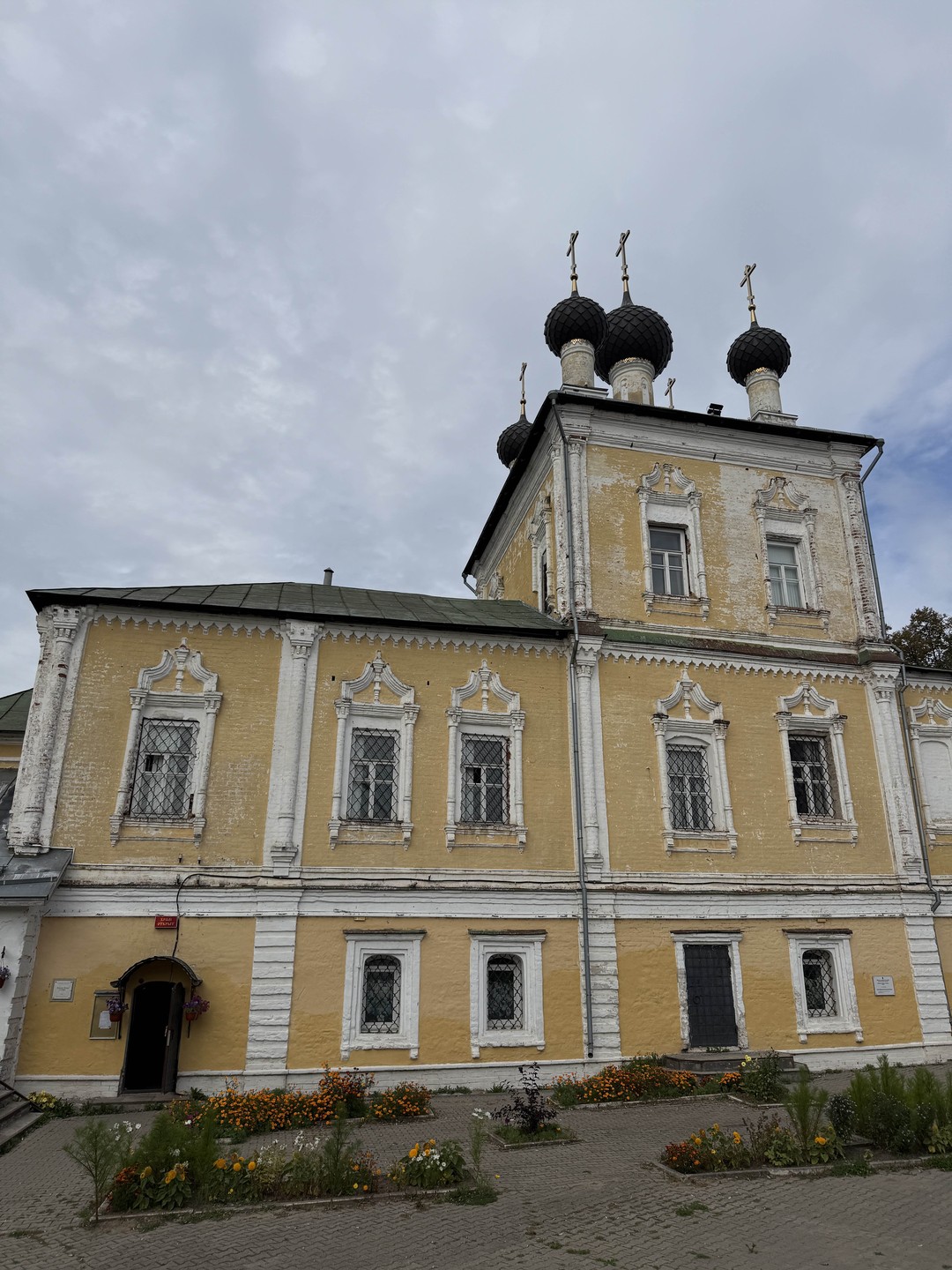 Олег просто влюбил в Углич! По маршруту круиза было 8 городов, но Углич запал в сердце и врезался в память навсегда)