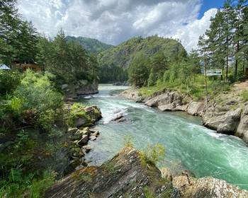 Переезд в Горно-Алтайск, подъём на Малую Синюху, прогулка по парку и посещение «Дома шамана», вечер у костра