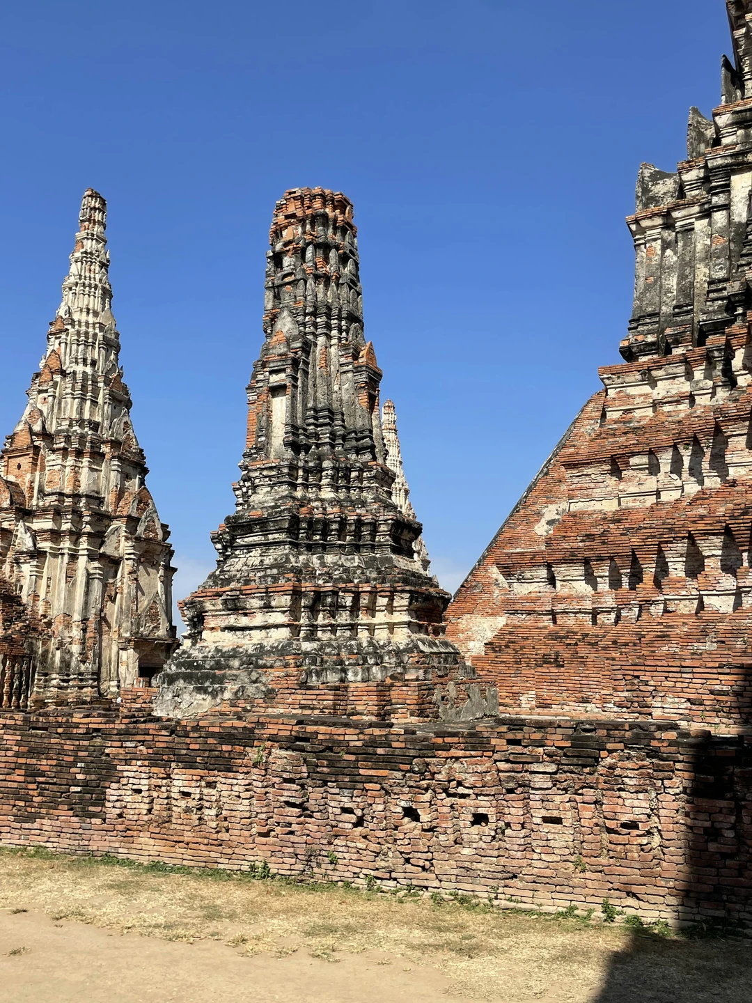 Интересная экскурсия в столицу древнего Сиама. Красивые, необычные храмы. Обязательно стоит съездить, рекомендую.