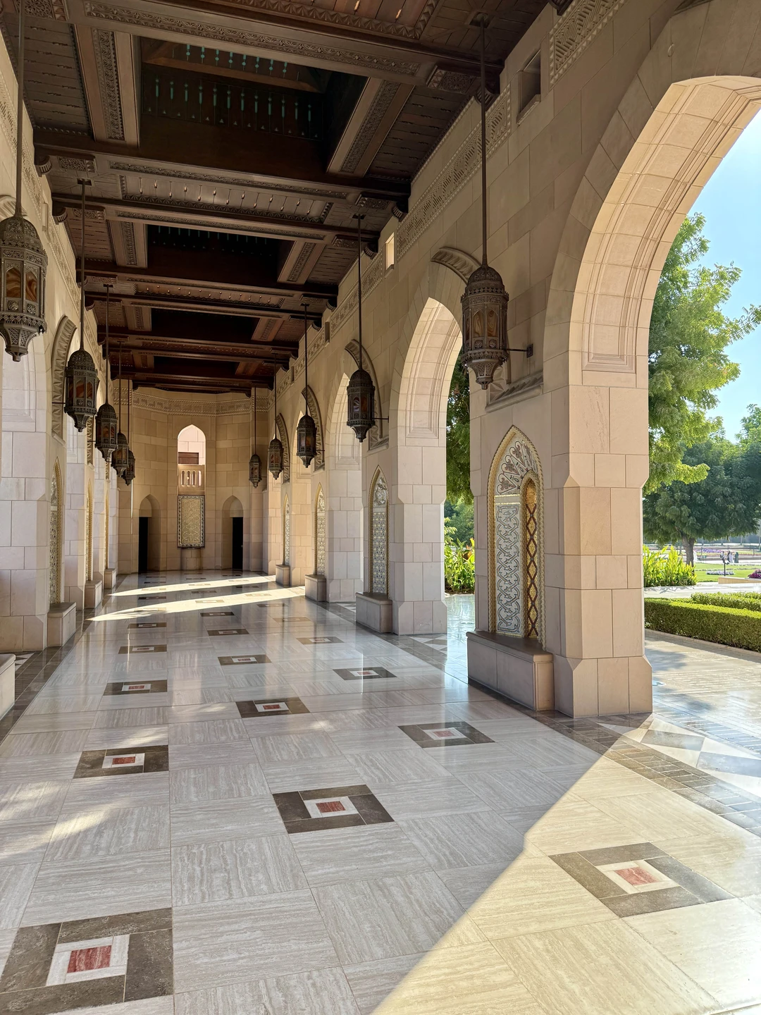 Экскурсия прошла на Ура! Огромное спасибо нашему гиду Айбару. Показал нам Маскат во всей красе, а