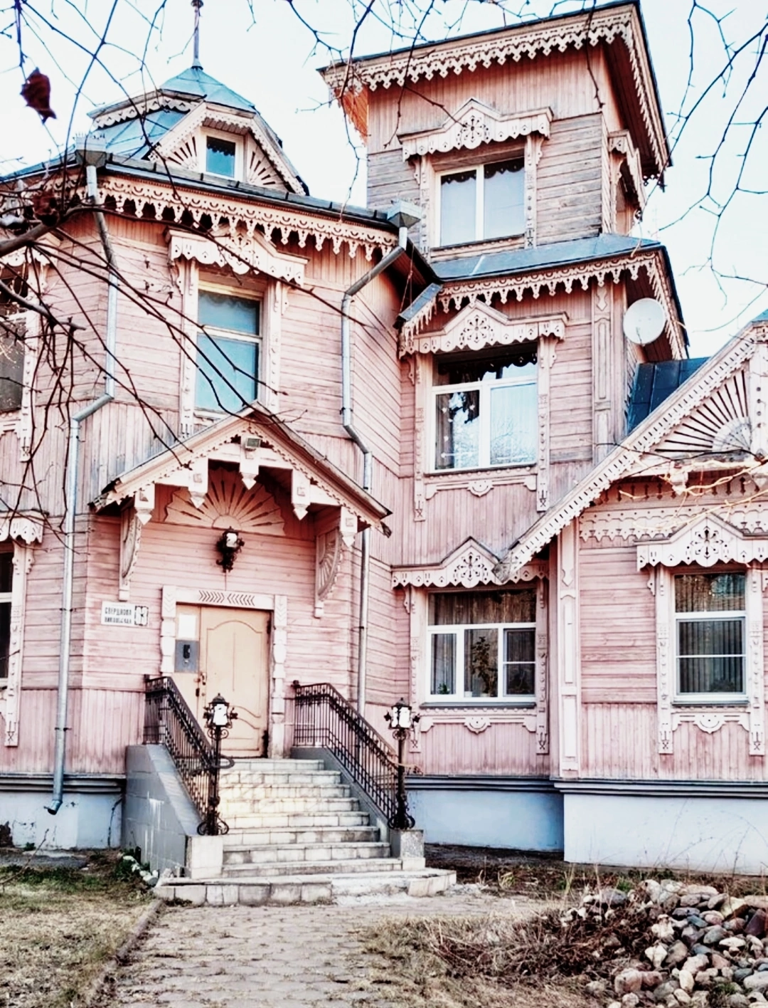 Спасибо за интересный рассказ! Мы сначала сами погуляли, не совсем по центру. А потом уже взяли