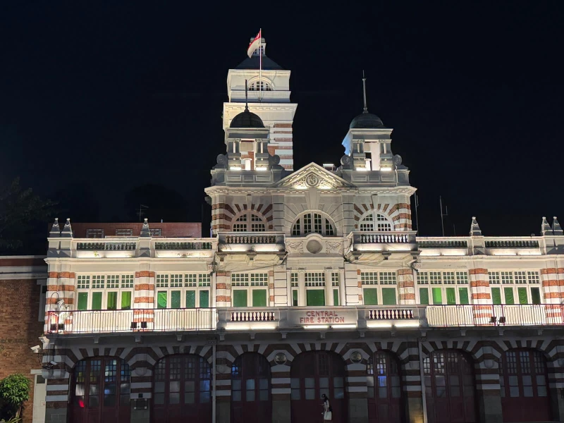 отличный экскурсовод, давно живёт в Сингапуре, хорошая речь, показала нам Сингапур с точки зрения историка, живущего тут