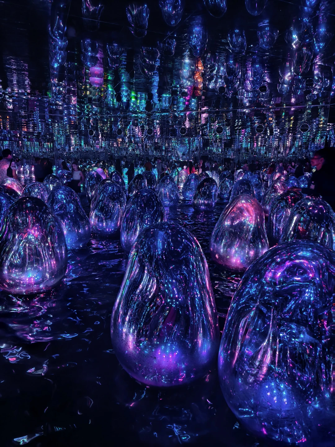 Вчера ездили с Муслимом в Абу-Даби. Всё чётко по плану, очень доброжелательный и приятный молодой человек.